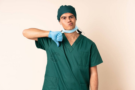 身穿蓝色制服的外科医生在孤立的背景下显示图片