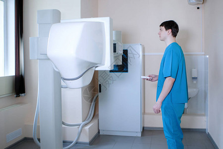 放射科医生为医疗办公室的X光设备做准备图片