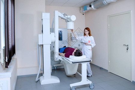 女医生放射科医生为患者准备在医疗办公室接图片