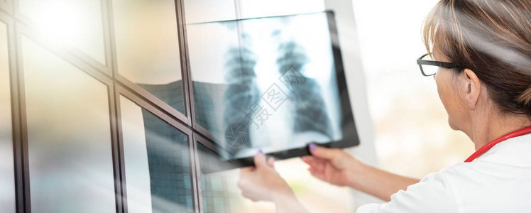 在诊所看X光检查的女医图片