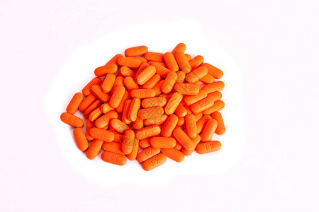 白色背景上的橙色药丸图片
