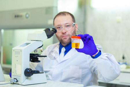 实验室工作人员在医学实验室使用显微镜和实验室设备图片