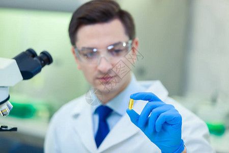 科学家利用显微镜和实验室设备在医疗实验室研究3型奥米加脂肪酸的特和惠图片