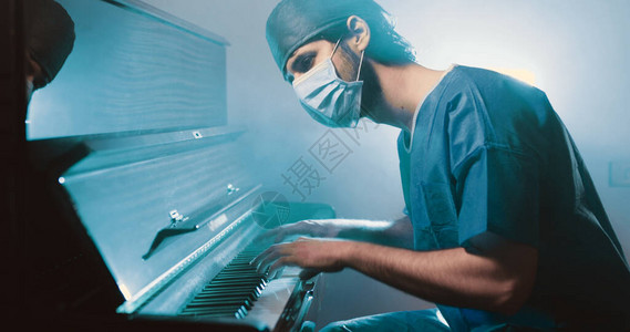 穿制服戴面具弹钢琴的医生图片