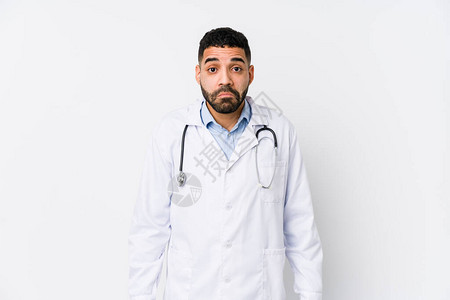 年轻的阿拉伯医生男子孤立的肩膀和睁开的图片