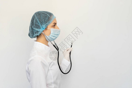 一位戴着防护医用口罩的医生图片