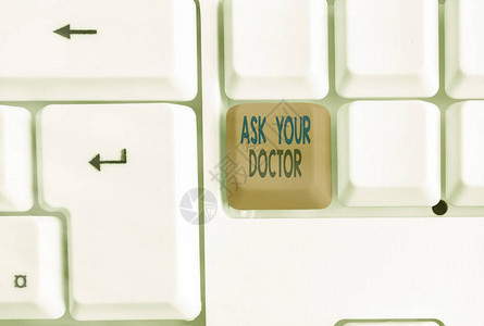 商业照片展示向医疗专业人员寻求信息或建议的不同颜色的键盘图片