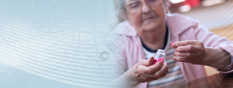 老妇人在家吃药全景横幅图片
