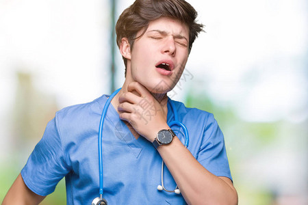 身穿医疗制服的年轻医生在与世隔绝的背景下摸着脖子痛喉咙痛流感图片