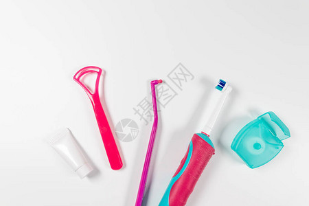 灰色背景上的超声波粉色牙刷和牙齿卫生产品用于刷牙健康牙齿护理和口腔卫图片