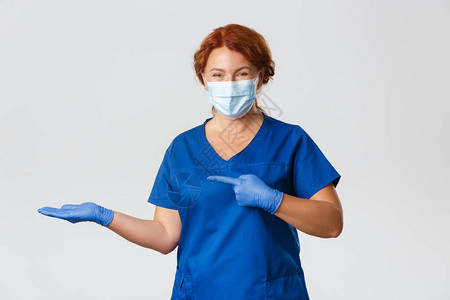 面罩微笑的中年女医生兽医或护士图片