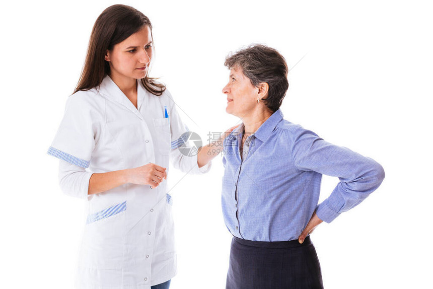 一名医生为一位患有背部疼痛的高级女病人做诊疗图片