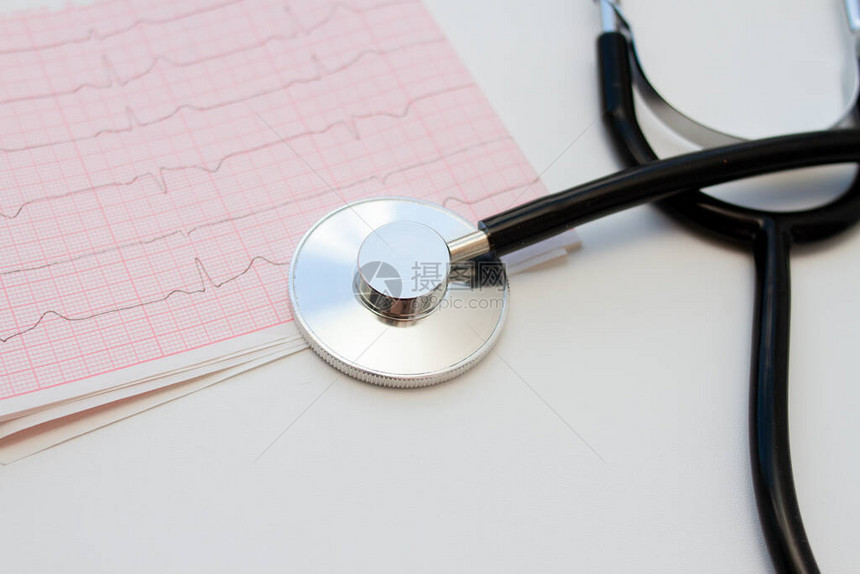 纸质报告分析和听诊器中的心脏电子千克心血管图图片
