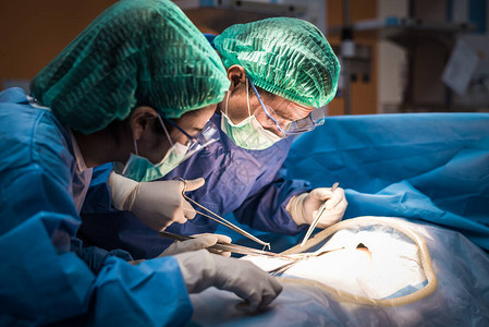 医院外科手术急诊室的医生或外科医生团队显示患者心率图片