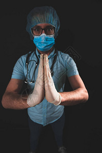医生护士外科医生心理学家与防护面罩眼镜和手套一起工作图片