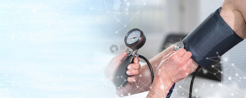 用血压计测量血压的女医生全景横幅图片