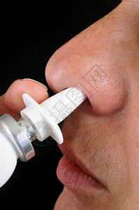 妇女用鼻涕喷洒的鼻孔图片