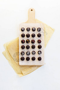 用燕麦胡桃和葡萄干制的巧克力糖果图片