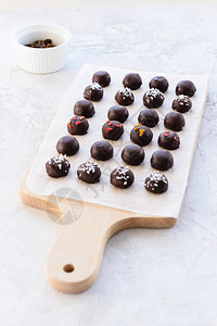 用木板上的燕麦胡桃和葡萄干制成的巧克力图片