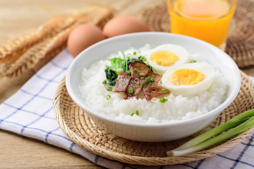 亚洲早餐食品大米汤和煮鸡蛋烤图片