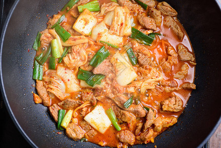 火锅自制朝鲜食品顶视等热锅煮菜的鸡肉炒猪肉图片