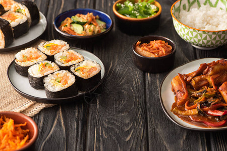 木质表面上美味可口韩国菜盘附近传统吉姆巴图片
