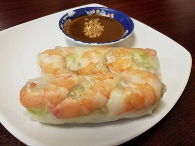 盘子上的虾米纸卷和花生蘸酱图片