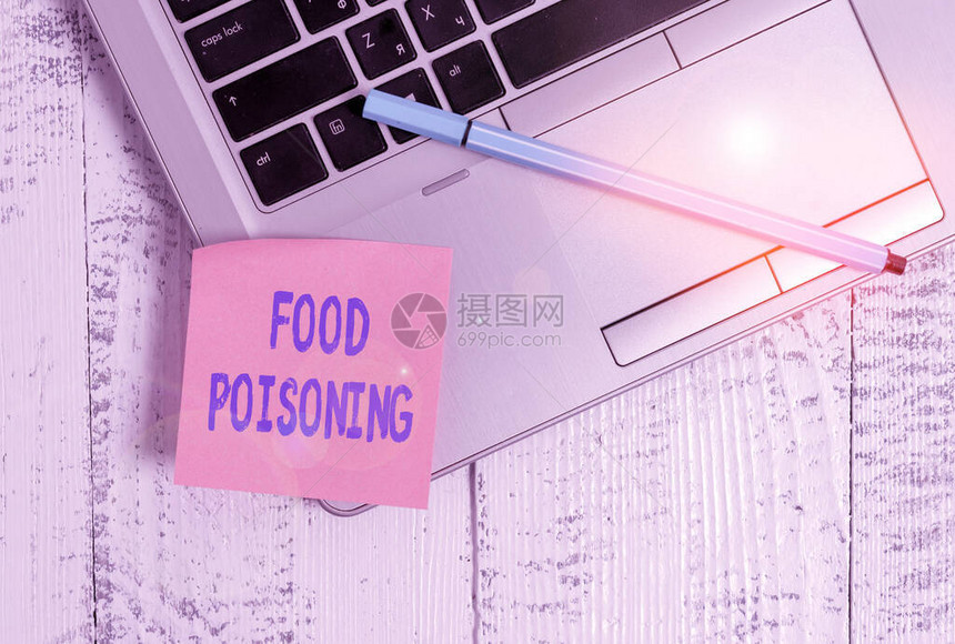 手写文本食物中毒概念照片由食物中的细菌或其他毒素引起的疾病时尚纤薄的银色金属笔记本电脑空白粘垫笔躺图片