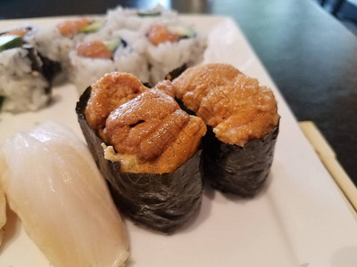 海胆寿司海草和盘图片