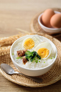 亚洲食品大米汤和煮烤蘑菇和菠菜图片