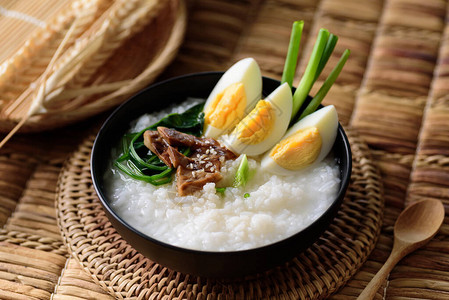 亚洲食品大米汤和煮鸡蛋烤蘑菇和菠菜图片