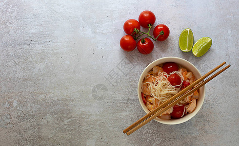亚洲风格的虾西红柿樱桃椰子奶和辣椒面条图片