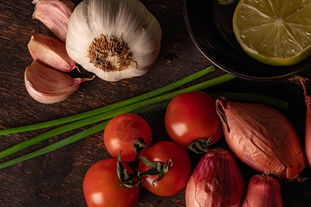 丰富美味的新鲜蔬菜搭配意大利式酱图片
