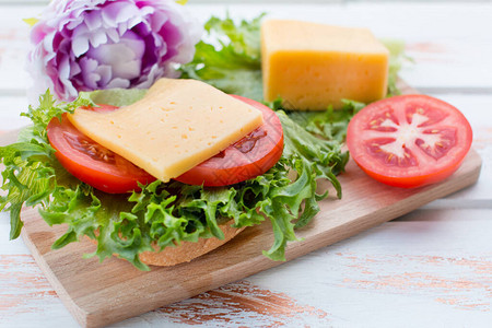 生菜番茄和奶酪的蔬菜三明治图片