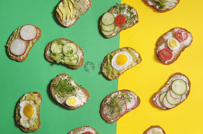 蔬菜鸡蛋伏加多三明治和石本上的微绿图片