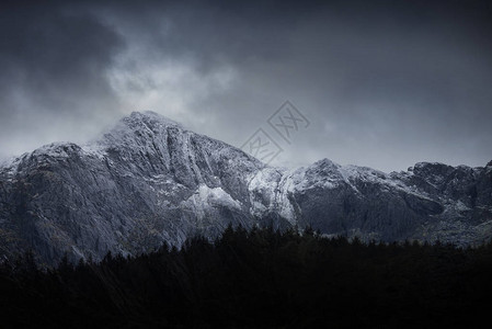 冬季斯诺多尼亚雪上花的Glyders山脉地貌景象震撼不已背景图片