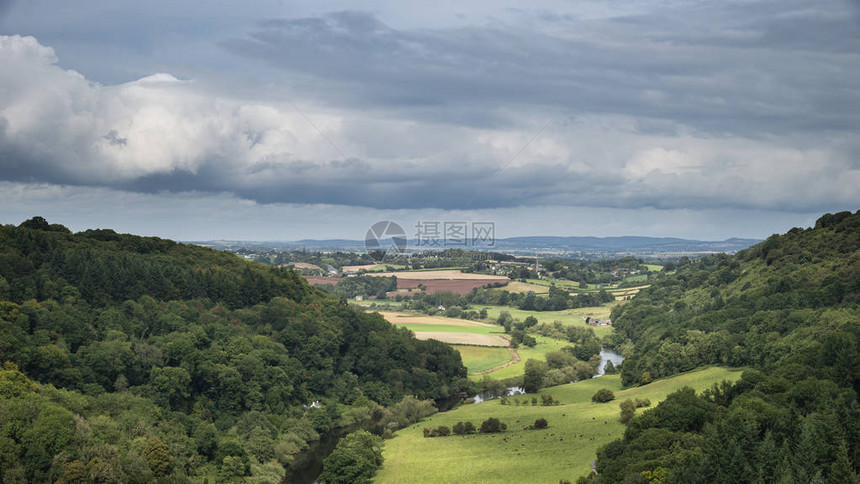 英国和威尔士乡村怀伊河上空SymondsYat的图片