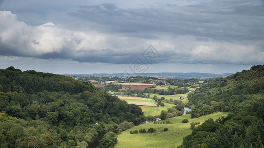 英国和威尔士乡村怀伊河上空SymondsYat的图片