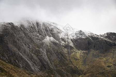 冬季斯诺多尼亚雪上花的Glyders山脉地貌景象震撼不已背景图片