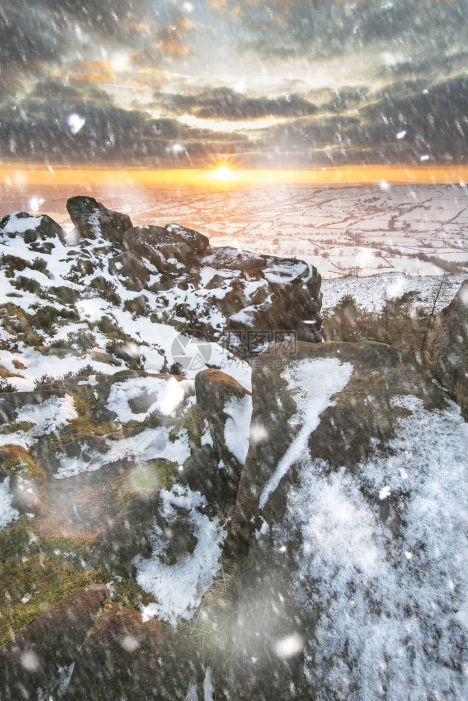 雪上冬季的天空覆盖了山峰区的冬季风景图片