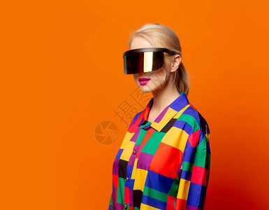 橙色背景的VR玻璃镜图片