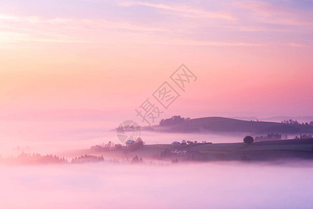 秋季日出时雾中的罗林山粉红糊图片