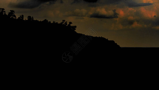 泰国东北部PhuSing公园的山丘轮廓图校图片