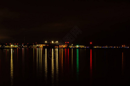 加拿大多伦安大略省比利毕夏普机场夜间穿过安大略湖图片