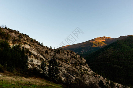 日落初期由温暖阳光照亮的山脉法国图片