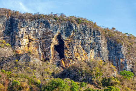 马达加斯迪亚哥苏亚雷斯湾的Antsiranana岩石山洞图片