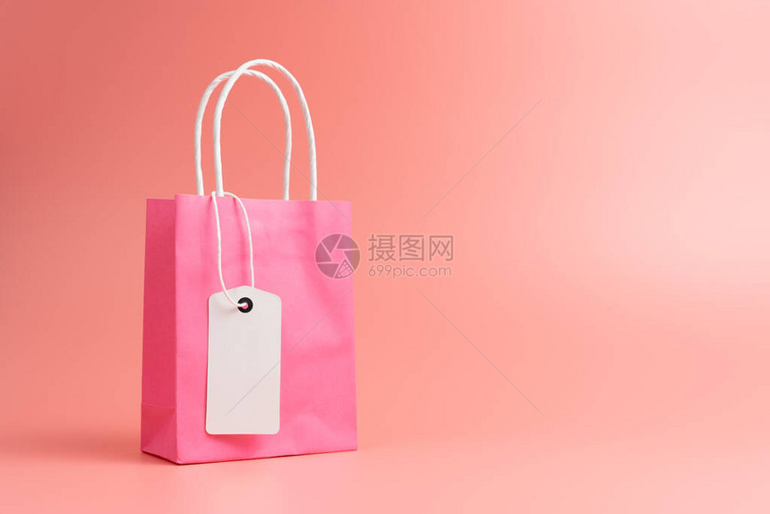 粉色购物袋上面贴有空白标签图片