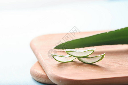 竹子切削表面的aloevera切片图片