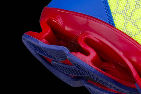 红色运动鞋底的碎片运动鞋材料图片