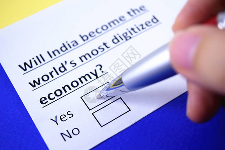 一个人正在回答关于印度经济的问题图片